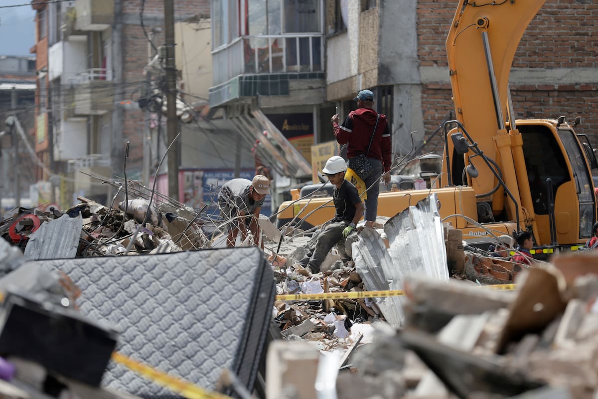 AME8355. PEREIRA (COLOMBIA), 12/08/2026.- Voluntarios realizan labores de búsqueda en edificaciones destruidas por el terremoto de magnitud 7,4 del pasado lunes, este miércoles en Pereira (Colombia). EFE/ Carlos Ortega
