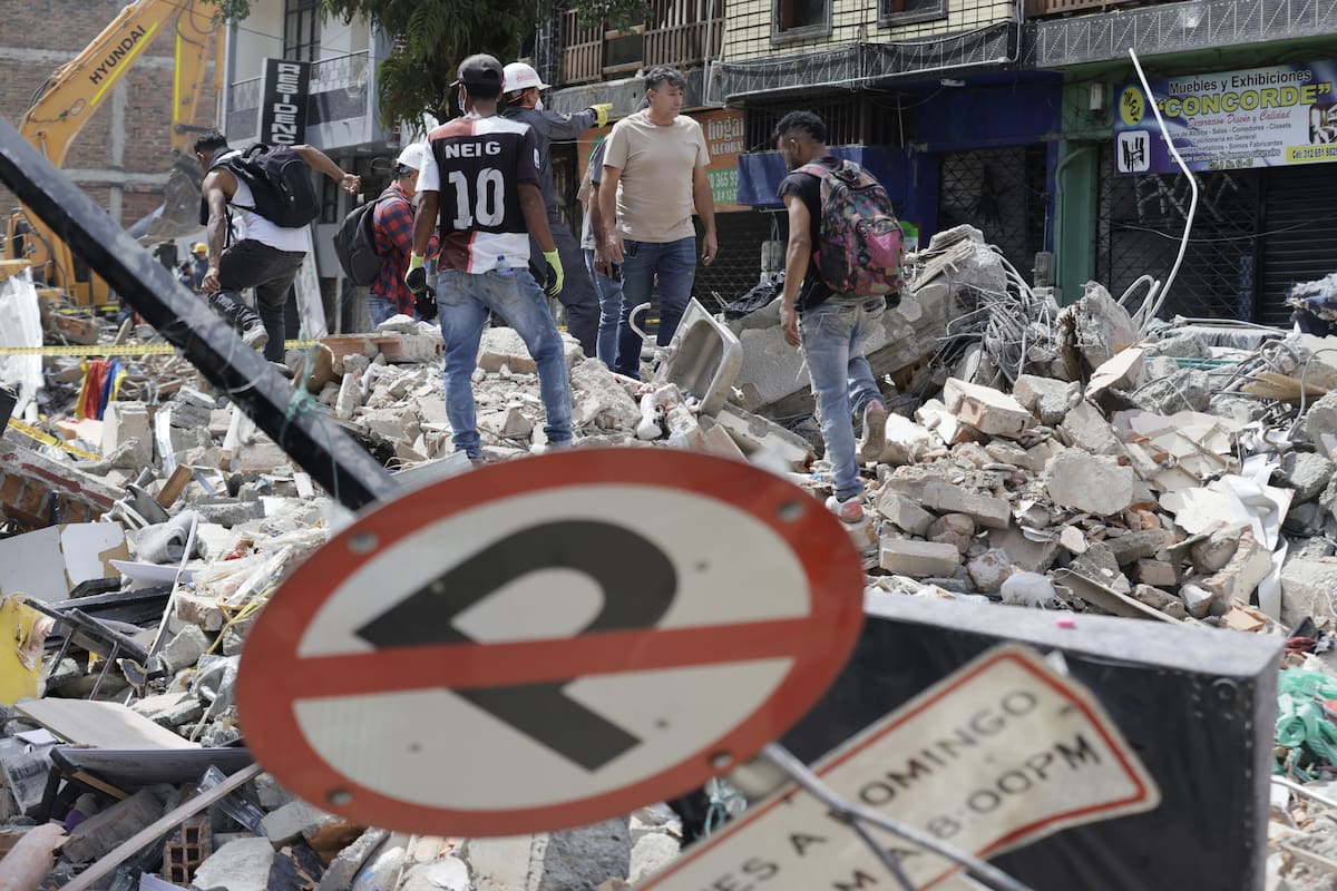 AME8355. PEREIRA (COLOMBIA), 12/08/2026.- Voluntarios realizan labores de búsqueda en edificaciones destruidas por el terremoto de magnitud 7,4 del pasado lunes, este miércoles en Pereira (Colombia). EFE/ Carlos Ortega