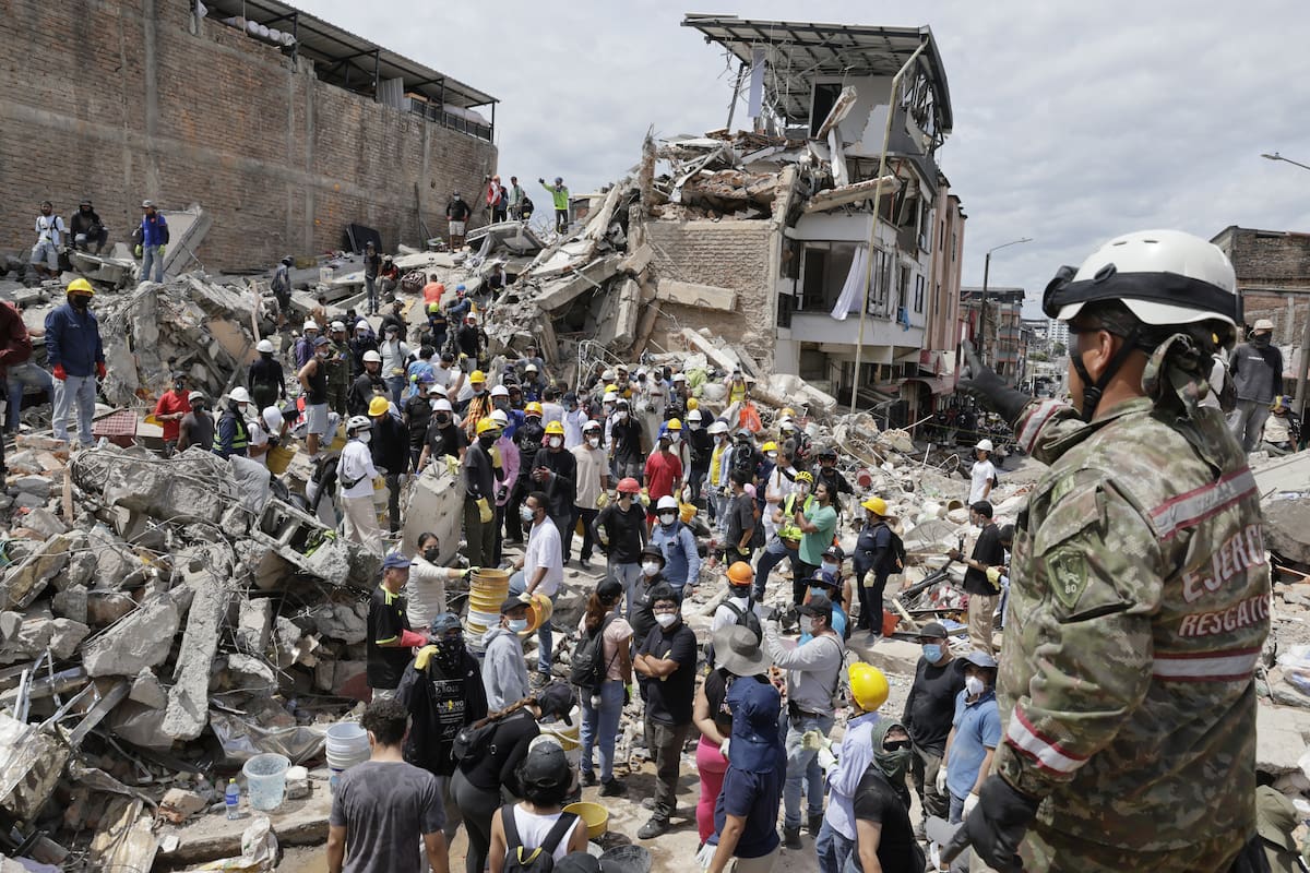 Una rescatista del Ejercito de Colombia da indicaciones a un grupo de voluntarios que realiza labores de búsqueda en edificaciones destruidas por el terremoto de magnitud 7,4 del pasado lunes, este miércoles en Pereira (Colombia). EFE/ Carlos Ortega