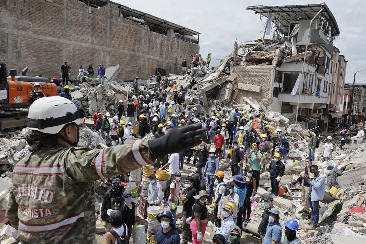 AME8355. PEREIRA (COLOMBIA), 12/08/2026.- Una rescatista del Ejercito de Colombia da indicaciones a un grupo de voluntarios que realiza labores de búsqueda en edificaciones destruidas por el terremoto de magnitud 7,4 del pasado lunes, este miércoles en Pereira (Colombia). EFE/ Carlos Ortega