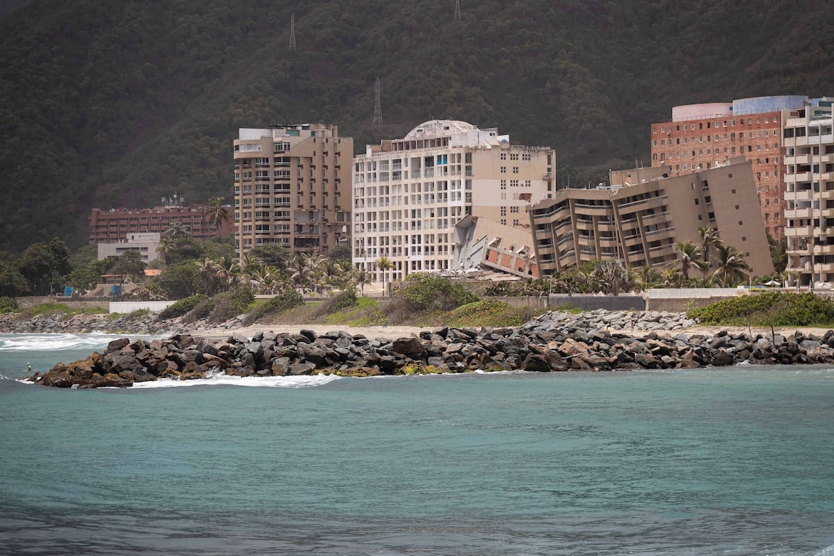 AME7458. LA GUAIRA (VENEZUELA), 09/08/2026.- Fotografía que muestra varios edificios colapsados por los terremotos del 24 junio, este domingo en La Guaira (Venezuela). EFE/ Ronald Peña R