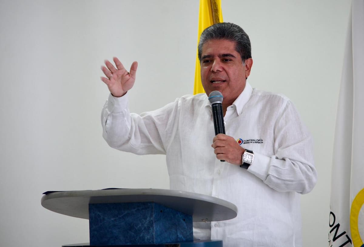 El contralor Carlos Hernán Rodríguez Becerra presentó en Bucaramanga los resultados de su gestión y la recuperación de $6,3 billones en obras. |Foto suministrada por la Contraloría