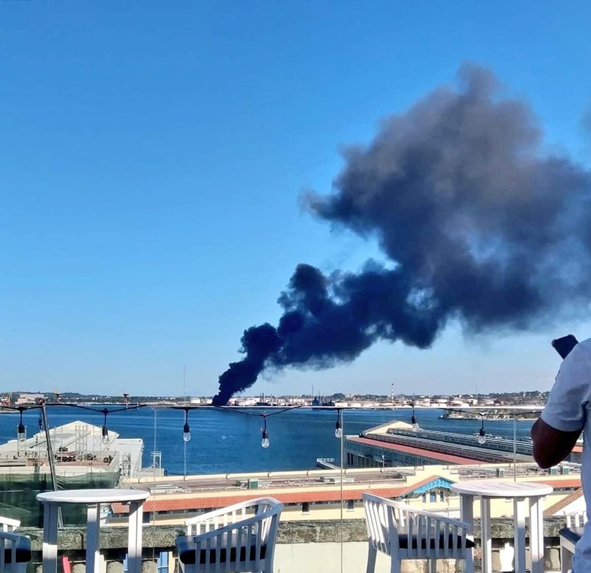 Fotografía tomada a través de rastreo de redes de un incendio en las instalaciones de la refinería Ñico López este viernes, en La Habana (Cuba). EFE/ Rastreo de Redes