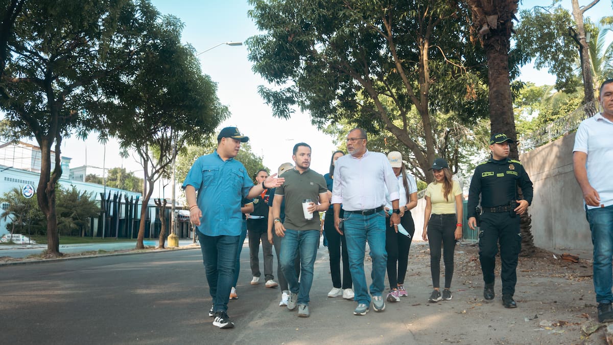 utoridades realizaron un recorrido por los alrededores del colegio CASD para revisar las condiciones de seguridad y atender la situación relacionada con la presencia de habitantes de calle en el sector.
Suministrada/Vanguardia