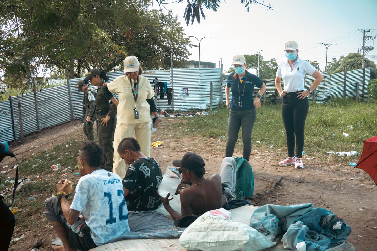 utoridades realizaron un recorrido por los alrededores del colegio CASD para revisar las condiciones de seguridad y atender la situación relacionada con la presencia de habitantes de calle en el sector.
Suministrada/Vanguardia