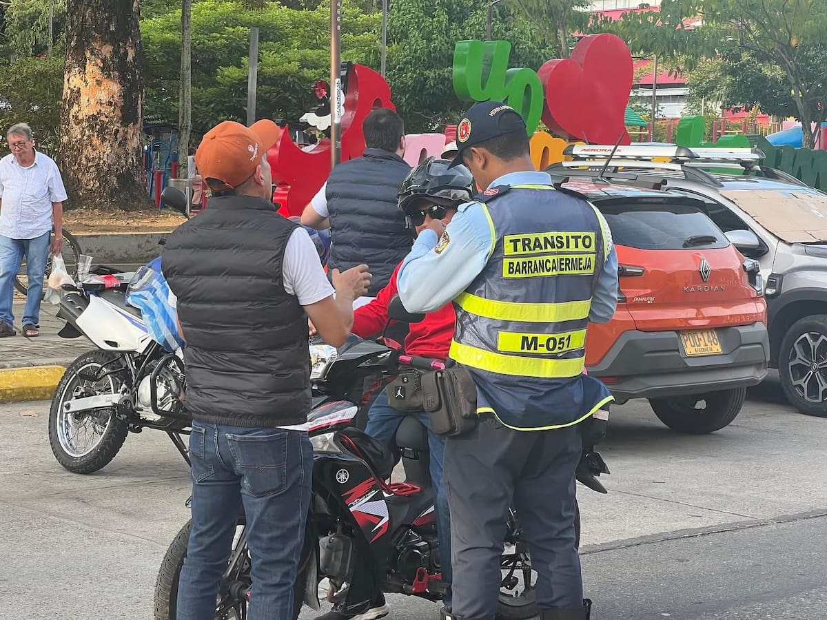 Habitantes de la comuna 7 alertan sobre el riesgo que representan los piques ilegales que se realizan semanalmente en diferentes vías de Barrancabermeja.
Suministrada/Vanguardia