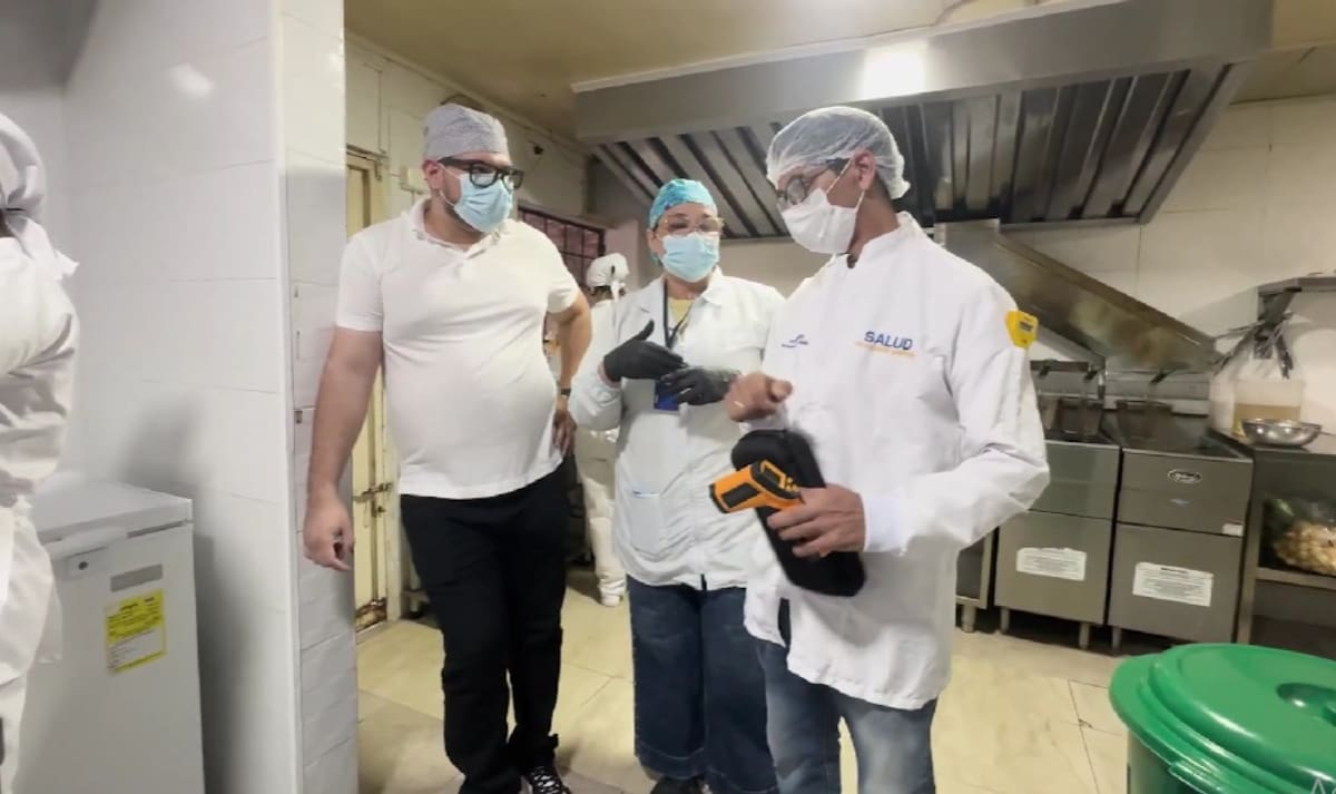urante las inspecciones, las autoridades sanitarias verifican las condiciones de manipulación, preparación y almacenamiento de los alimentos, así como el estado de equipos, utensilios e infraestructura de los restaurantes.
Suministrada/Vanguardia