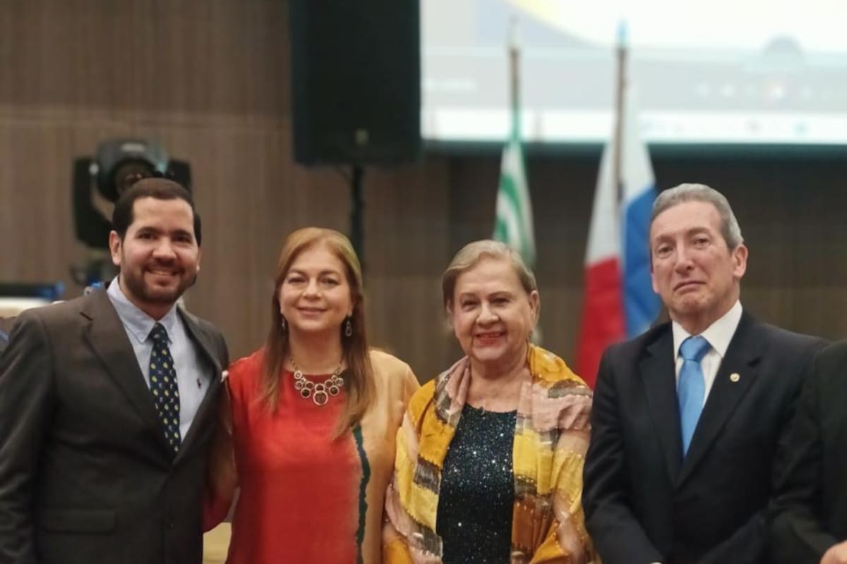 Carlos Torres, director de Programas de Servicio y Liderazgo; Yolanda Acevedo Silva, coordinadora de Fortalecimiento de Clubes; Beatriz de Uribe, vicegobernadora de Zona Tres; y Jaime Arcinel, coordinador de Clubes Voices. Suministrada / VANGUARDIA