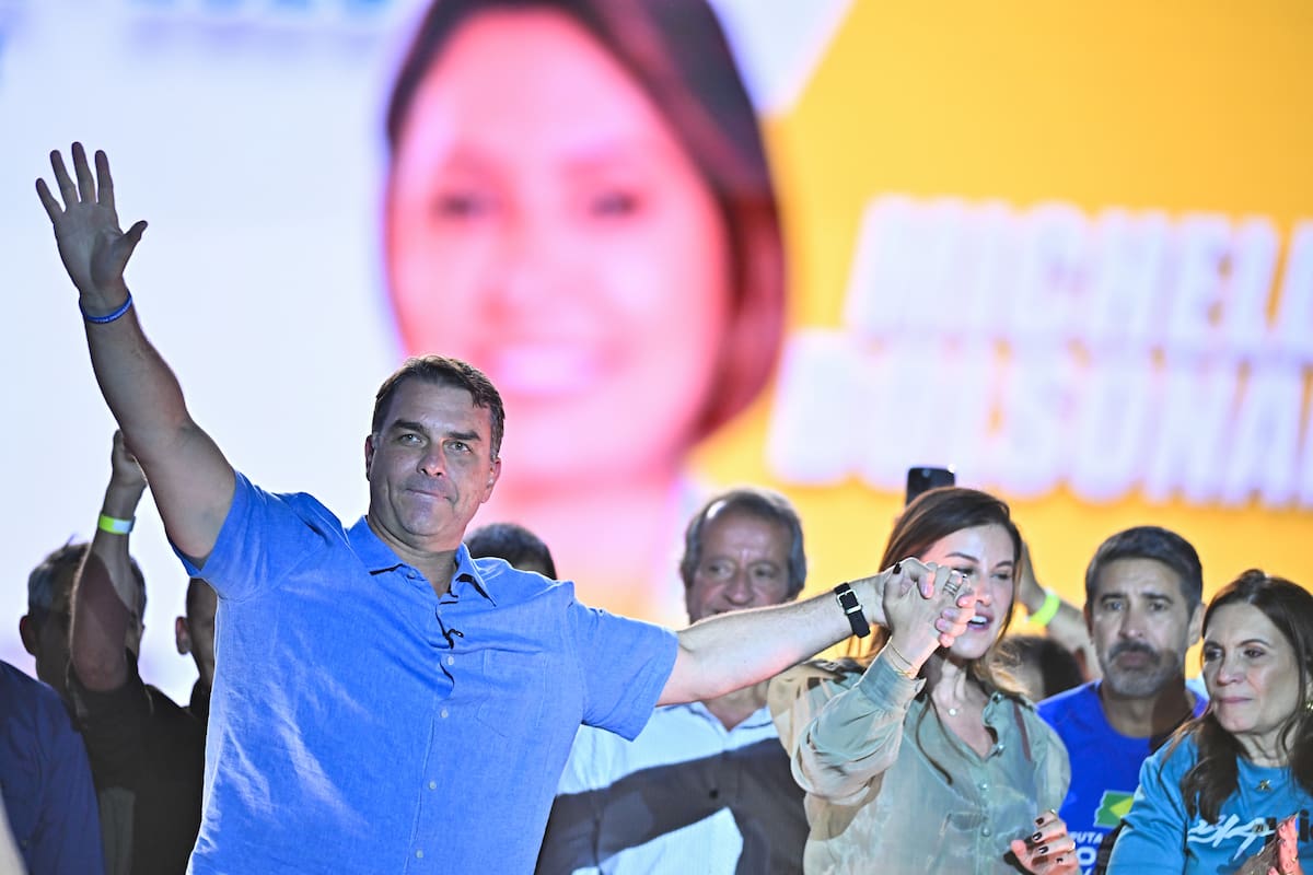 AME5488. BRASILIA (BRASIL), 02/08/2026.- El senador y candidato a la Presidencia de Brasil por el Partido Liberal Flávio Bolsonaro reacciona junto a su esposa, Fernanda Bolsonaro, durante la convención regional de su partido este domingo, en el 'Parque da Cidade' en Brasilia (Brasil). EFE/Andre Borges