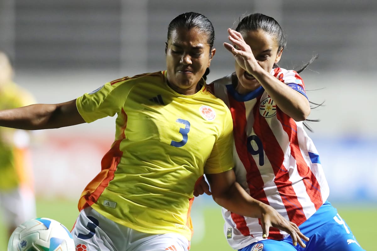 AMDEP8592. QUITO (ECUADOR), 19/07/2025.- Daniela Arias (i) de Colombia disputan el balón con Lice Chamorro de Paraguay este sábado, en un partido de la fase de grupos de la Copa América Femenina entre Colombia y Paraguay en el estadio Gonzalo Pozo Ripalda en Quito (Ecuador). EFE/ José Jácome
