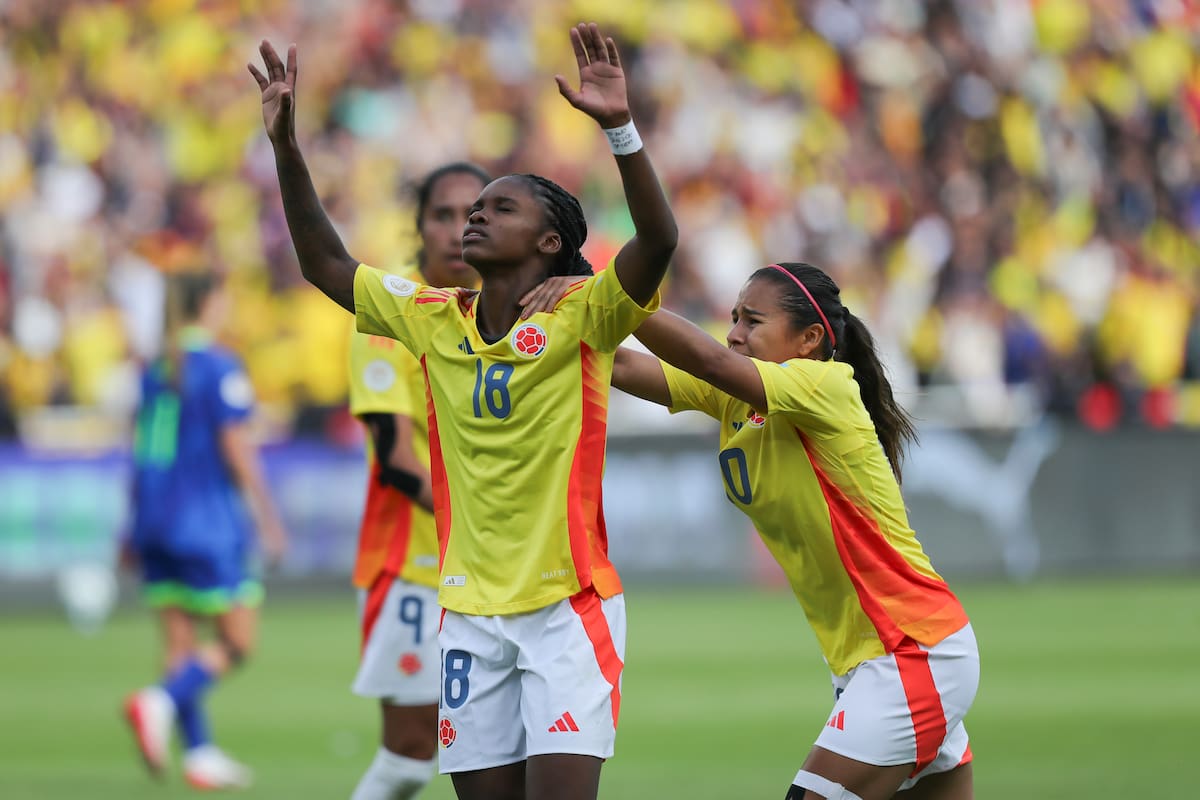 AME7189. QUITO (ECUADOR), 02/08/2025.- Linda Caicedo (i) de Colombia celebra su gol este sábado, en la final de la Copa América Femenina entre Colombia y Brasil en el estadio Rodrigo Paz Delgado en Quito (Ecuador). EFE/ Jose Jácome