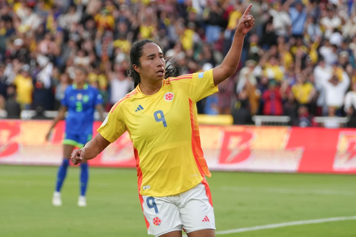 AMDEP9545. QUITO (ECUADOR), 02/08/2025.- Mayra Ramírez de Colombia celebra un gol este sábado, en la final de la Copa América Femenina entre Colombia y Brasil en el estadio Rodrigo Paz Delgado en Quito (Ecuador). EFE/ Vicente Costales