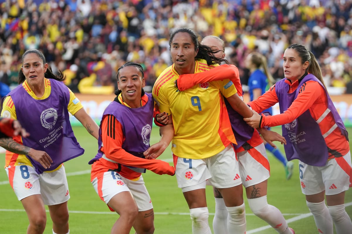 AMDEP9542. QUITO (ECUADOR), 02/08/2025.- Mayra Ramírez (c) de Colombia celebra un gol este sábado, en la final de la Copa América Femenina entre Colombia y Brasil en el estadio Rodrigo Paz Delgado en Quito (Ecuador). EFE/ Vicente Costales