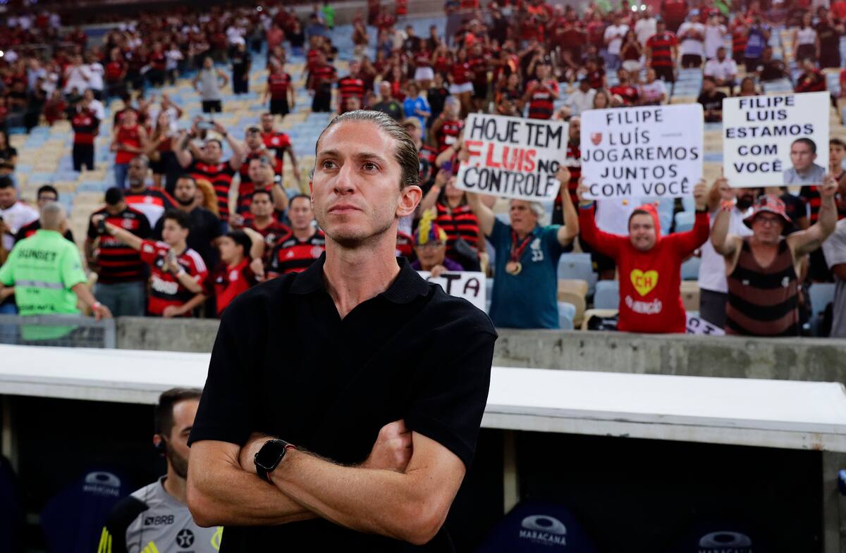 AMDEP8236. RÍO DE JANEIRO (BRASIL), 02/10/2024.- El entrenador Filipe Luís de Flamengo reacciona este miércoles, en una de las semifinales de la Copa de Brasil entre Flamengo y Corinthians, en el estadio Maracaná en Río de Janeiro (Brasil). Filipe Luís debuta como nuevo entrenador de Flamengo. EFE/ André Coelho