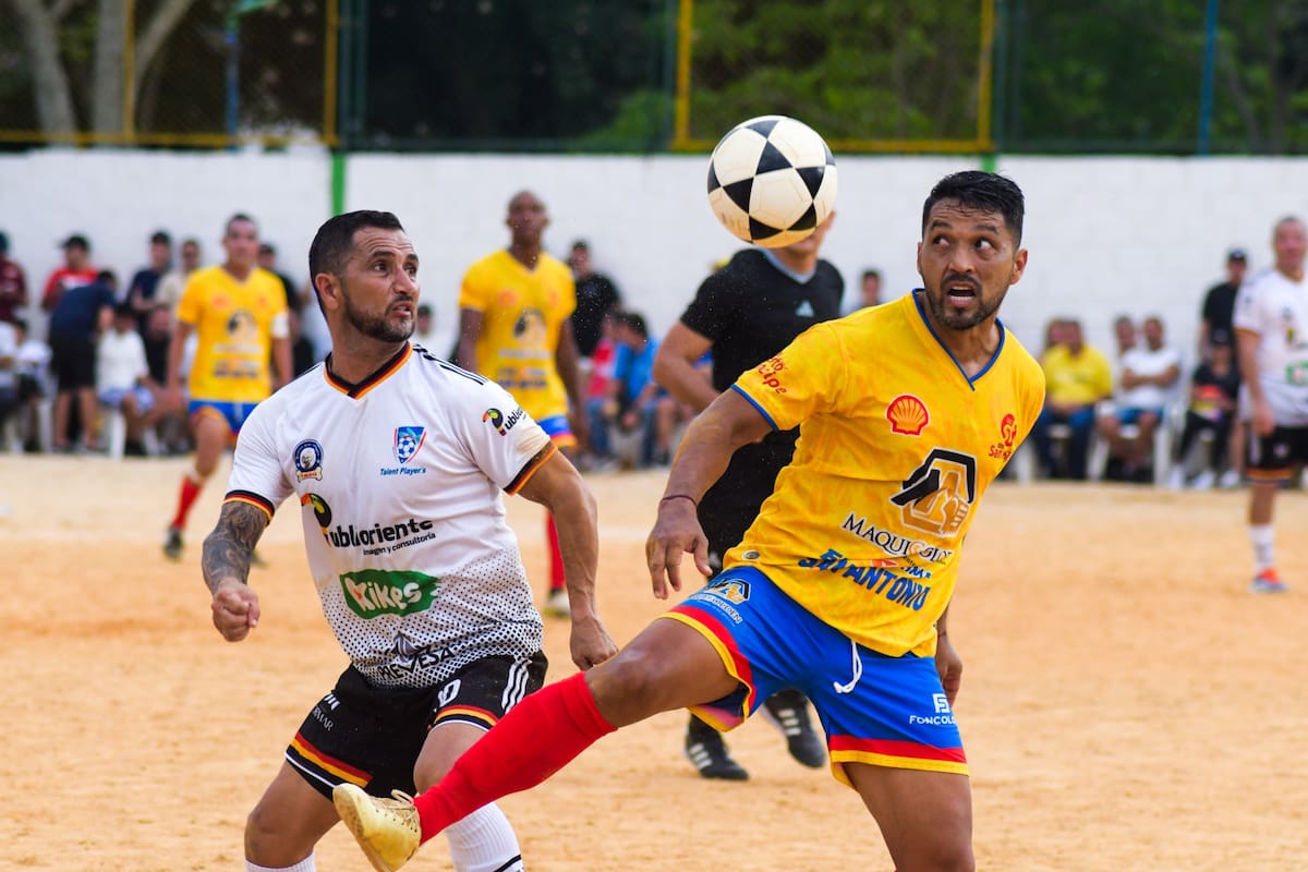 El equipo de la estación de servicio EDS San Antonio - Maqui Golden se alzó con la gloria tras vencer 2-0 en la final a Talent Player - Publi Oriente. /FOTO: Financiera Comultrasan