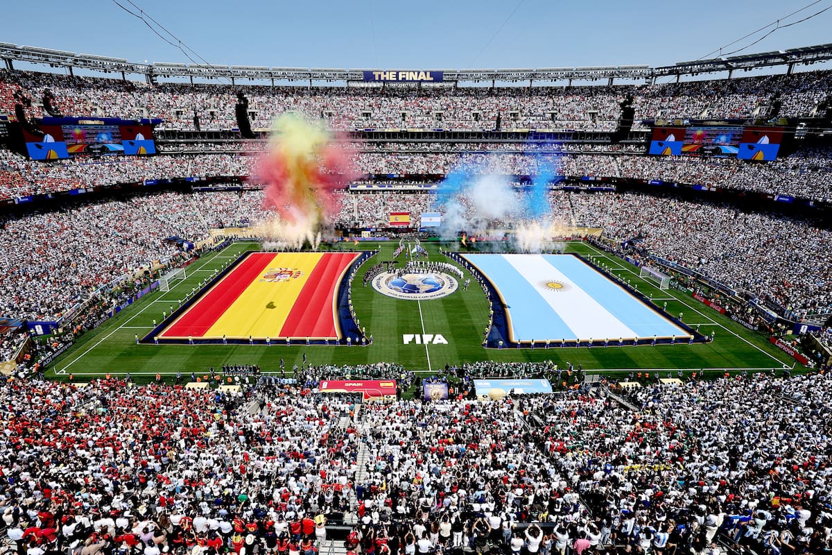 Vista general del estadio y de los equipos en el terreno de juego antes de la final de la Copa Mundial de la FIFA 2026 entre España y Argentina, en Nueva Jersey, EE. UU., el 19 de julio de 2026. (España) EFE/EPA/RONALD WITTEK