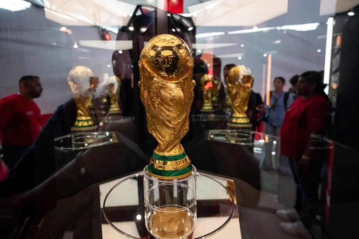 Fotografía que muestra el trofeo de la Copa Mundial de la FIFA en el estadio BBVA en Monterrey (México). EFE/Miguel Sierra