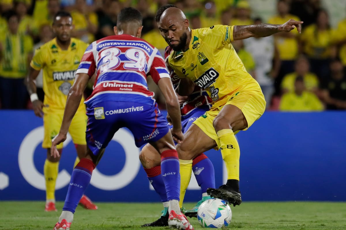 Freddy Hinestroza sufrió una lesión que lo deja al margen en el Atlético Bucaramanga. EFE/ Carlos Ortega