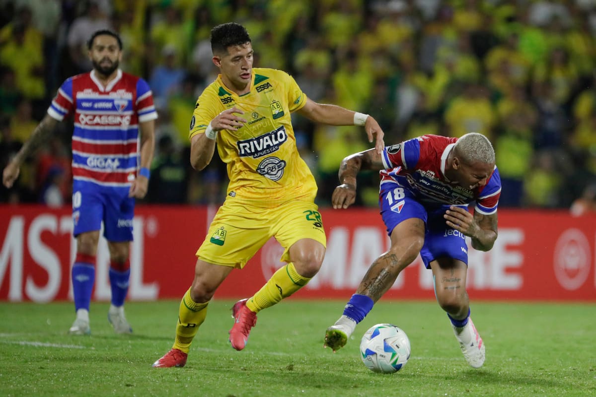 AMDEP5685. BUCARAMANGA (COLOMBIA), 23/04/2025.- Leonardo Flores (i) de Bucaramanga disputa el balón con Deyverson de Fortaleza este miércoles, en un partido de la fase de grupos de la Copa Libertadores entre Atlético Bucaramanga y Fortaleza en el estadio Américo Montanini en Bucaramanga (Colombia). EFE/ Carlos Ortega