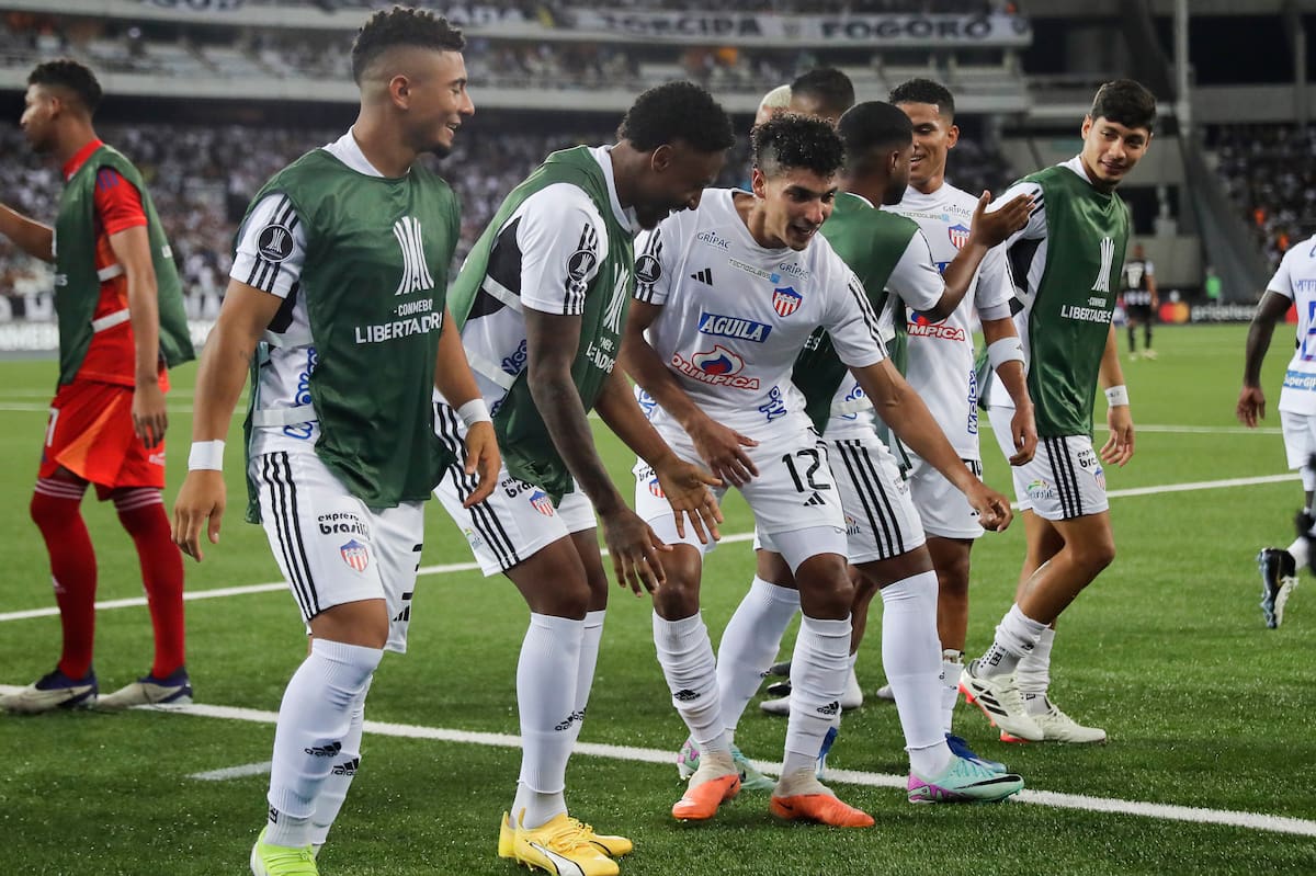 AMDEP8864. RÍO DE JANEIRO (BRASIL), 03/04/2024.- Jugadores de Junior celebran un gol este miércoles, en un partido de la fase de grupos de la Copa Libertadores entre Botafogo y Junior en el estadio Olímpico Nilton Santos de Río en Janeiro (Brasil). EFE/ Andre Coelho