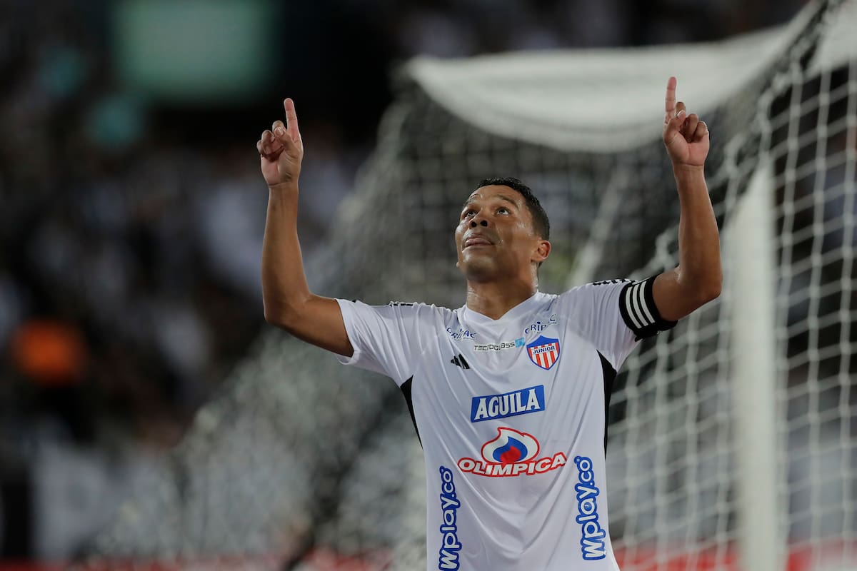 AMDEP8864. RÍO DE JANEIRO (BRASIL), 03/04/2024.- Carlos Bacca de Junior celebra un gol este miércoles, en un partido de la fase de grupos de la Copa Libertadores entre Botafogo y Junior en el estadio Olímpico Nilton Santos de Río en Janeiro (Brasil). EFE/ Andre Coelho