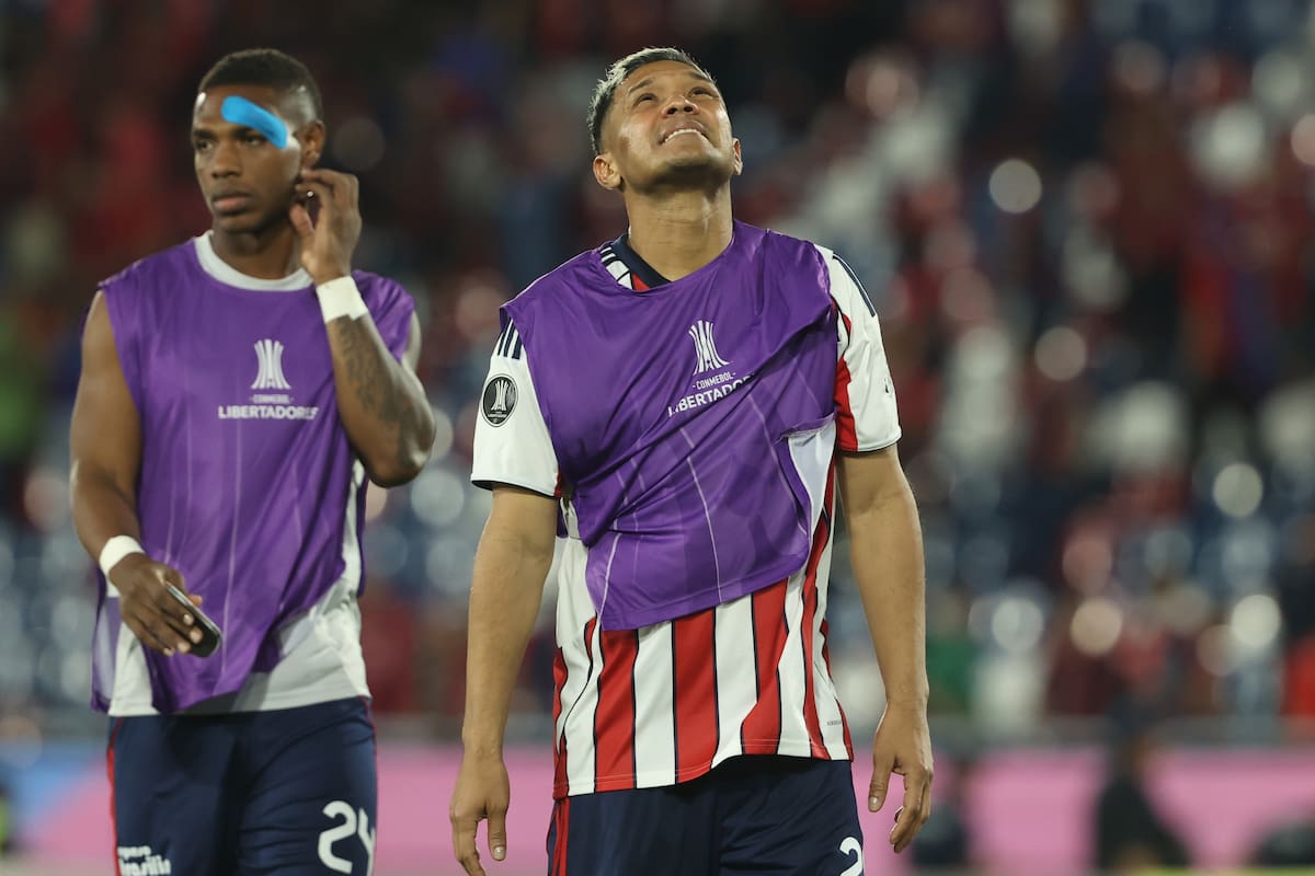 AMDEP3439. ASUNCIÓN (PARAGUAY), 14/04/2026.- Teófilo Gutiérrez (c) de Junior reacciona este martes, al final de un partido de la fase de grupos de la Copa Libertadores entre Cerro Porteño y Junior en el estadio La Nueva Olla en Asunción (Paraguay). EFE/ Juan Pablo Pino
