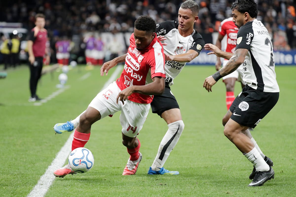 AMDEP3654. SAO PAULO (BRASIL), 15/04/2026.- Kayke Ferrari (c) y Matheus Bidu (d) de Corinthians disputan el balón con Luis Palacios de Santa Fe este miércoles, en un partido de la fase de grupos de la Copa Libertadores entre Corinthians e Independiente Santa Fe en el estadio Neo Química Arena en Sao Paulo (Brasil). EFE/ Sebastiao Moreira
