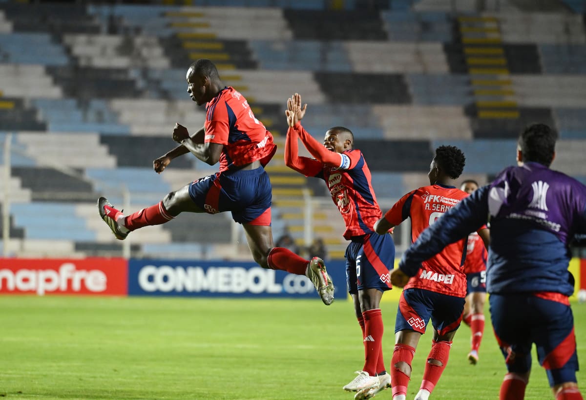AMDEP5517. CUSCO (PERÚ), 20/05/2026.- Baldomero Perlaza (i) de Medellín celebra un gol este miércoles, en un partido de la fase de grupos de la Copa Libertadores entre Cusco e Independiente Medellín en el estadio Inca Garcilaso de la Vega en Cusco (Perú). EFE/ Paloma Del Solar