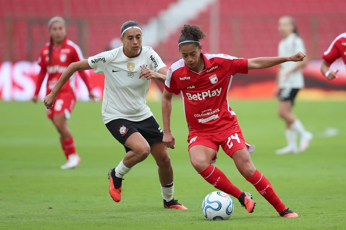 AMDEP4906. QUITO (ECUADOR), 28/10/2026.- Andressa Alves (i) de Corinthians disputa un balón con Tahicelis Marcano de Santa Fe este miércoles, en un partido de la semifinal de la Copa Libertadores Femenina entre Corinthians y Independiente Santa Fe en el estadio Rodrigo Paz Delgado, en Quito (Ecuador). EFE/ STR