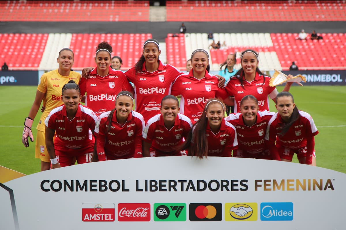 AMDEP4904. QUITO (ECUADOR), 28/10/2026.- Jugadoras de Santa Fe posan este miércoles, previo a un partido de la semifinal de la Copa Libertadores Femenina entre Corinthians y Independiente Santa Fe en el estadio Rodrigo Paz Delgado, en Quito (Ecuador). EFE/ STR