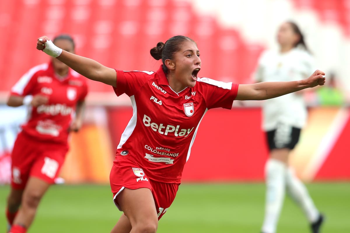 AMDEP4909. QUITO (ECUADOR), 28/10/2026.- Daniela Garavito de Santa Fe celebra un gol este miércoles, en un partido de la semifinal de la Copa Libertadores Femenina entre Corinthians y Independiente Santa Fe en el estadio Rodrigo Paz Delgado, en Quito (Ecuador). EFE/ STR