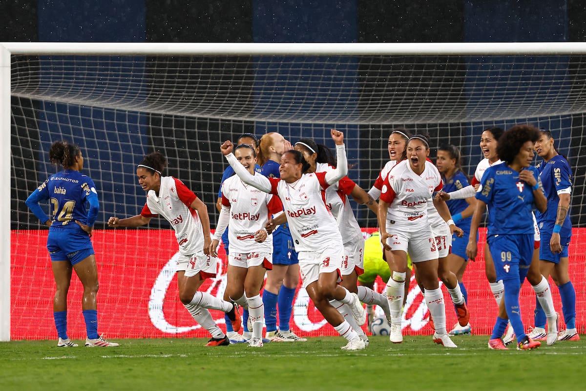AME9280. QUITO (ECUADOR), 24/10/2026.- Jugadoras de Santa Fe celebran un gol este sábado, en un partido de cuartos de final de Copa Libertadores Femenina entre Palmeiras e Independiente Santa Fe en el estadio Banco Guayaquil en Quito (Ecuador). EFE/ José Jácome