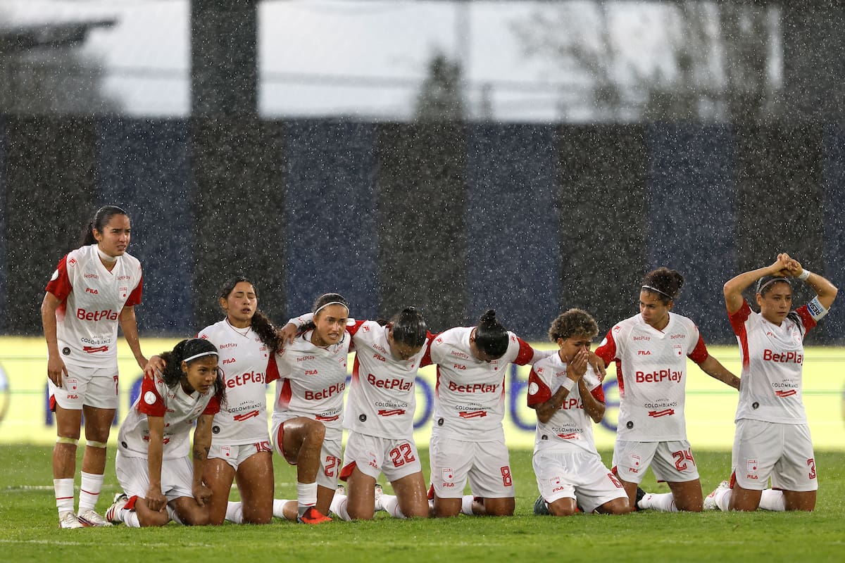 AME9280. QUITO (ECUADOR), 24/10/2026.- Jugadoras de Santa Fe reaccionan este sábado, durante la serie de penaltis del partido de cuartos de final de Copa Libertadores Femenina entre Palmeiras e Independiente Santa Fe en el estadio Banco Guayaquil en Quito (Ecuador). EFE/ José Jácome