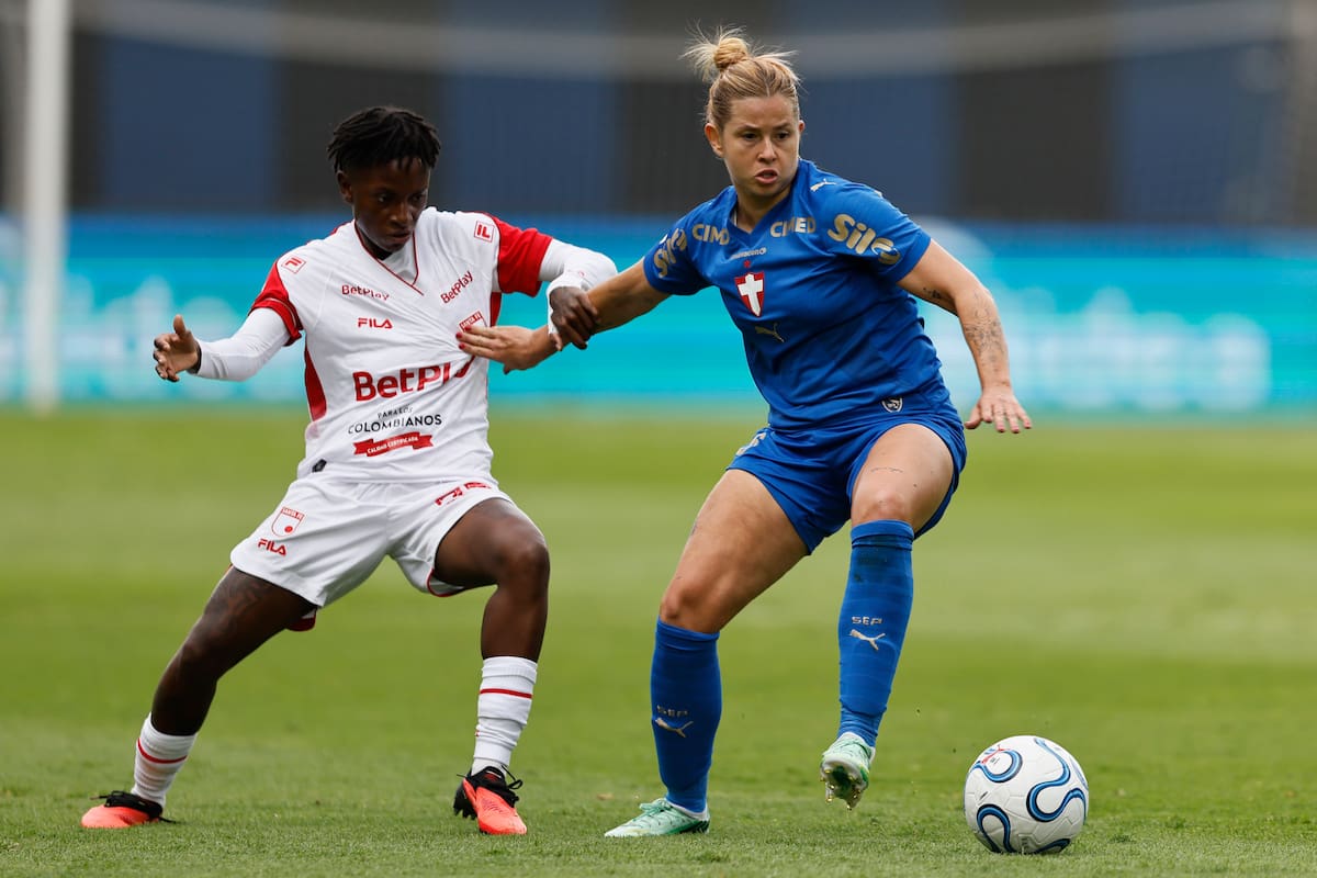 AME9280. QUITO (ECUADOR), 24/10/2026.- Fê Palermo (d) de Palmeiras disputa el balón con Kelly Ibargüen de Santa Fe este sábado, en un partido de cuartos de final de Copa Libertadores Femenina entre Palmeiras e Independiente Santa Fe en el estadio Banco Guayaquil en Quito (Ecuador). EFE/ José Jácome