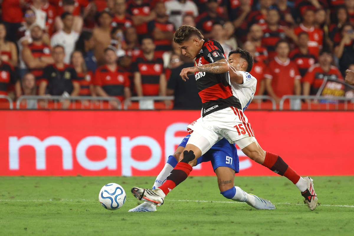AME583. RÍO DE JANEIRO (BRASIL), 19/08/2026.- Jorge Carrascal (frente) de Flamengo disputa el balón con Luciano Rodríguez de Cruzeiro este miércoles, durante un partido de octavos de final de la Copa Libertadores entre Flamengo y Cruzeiro en el estadio Maracaná, en Río de Janeiro (Brasil). EFE/ Antonio Lacerda