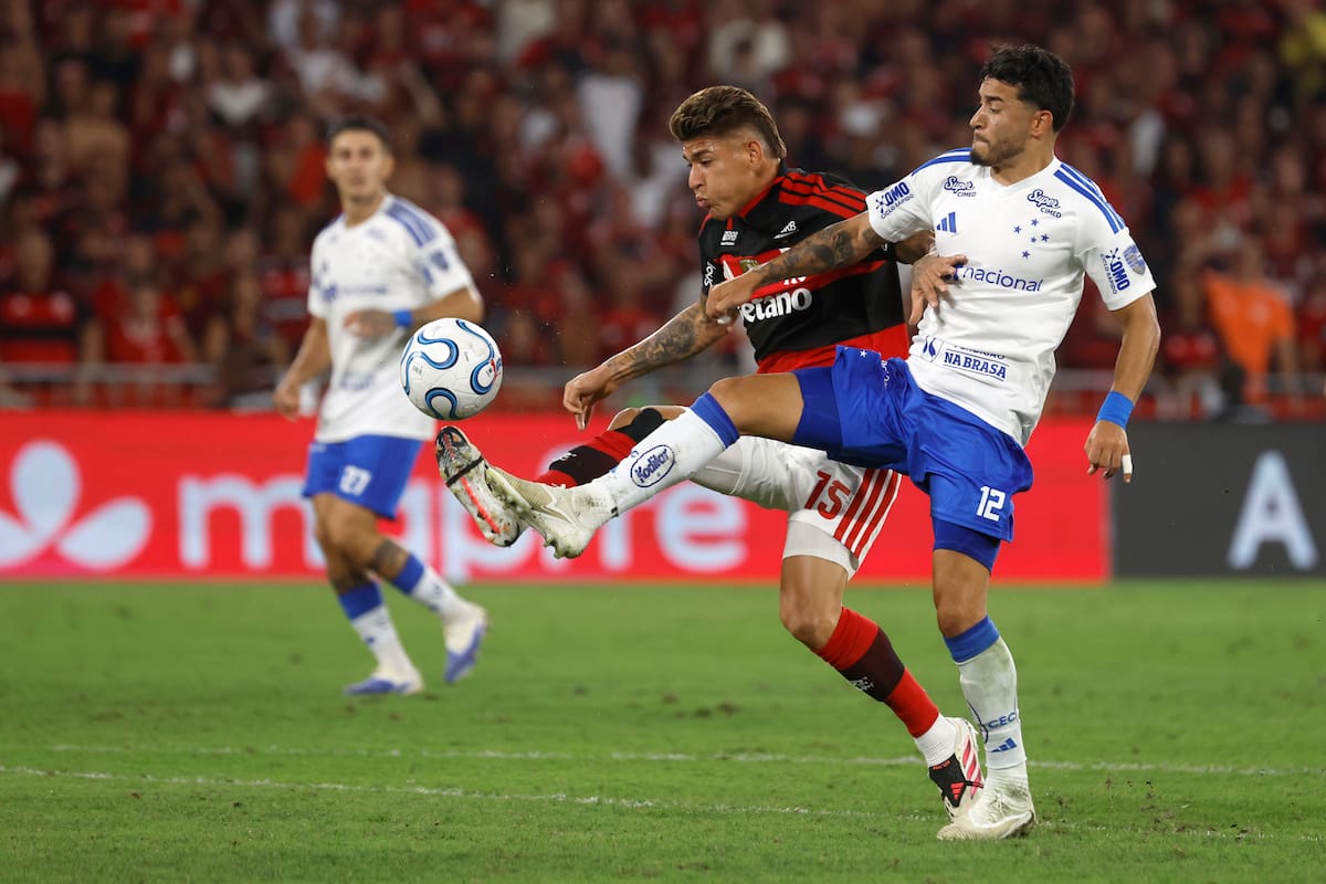 AME583. RÍO DE JANEIRO (BRASIL), 19/08/2026.- Jorge Carrascal (i) de Flamengo disputa el balón con Willian Oliveira de Cruzeiro este miércoles, durante un partido de octavos de final de la Copa Libertadores entre Flamengo y Cruzeiro en el estadio Maracaná, en Río de Janeiro (Brasil). EFE/ Antonio Lacerda