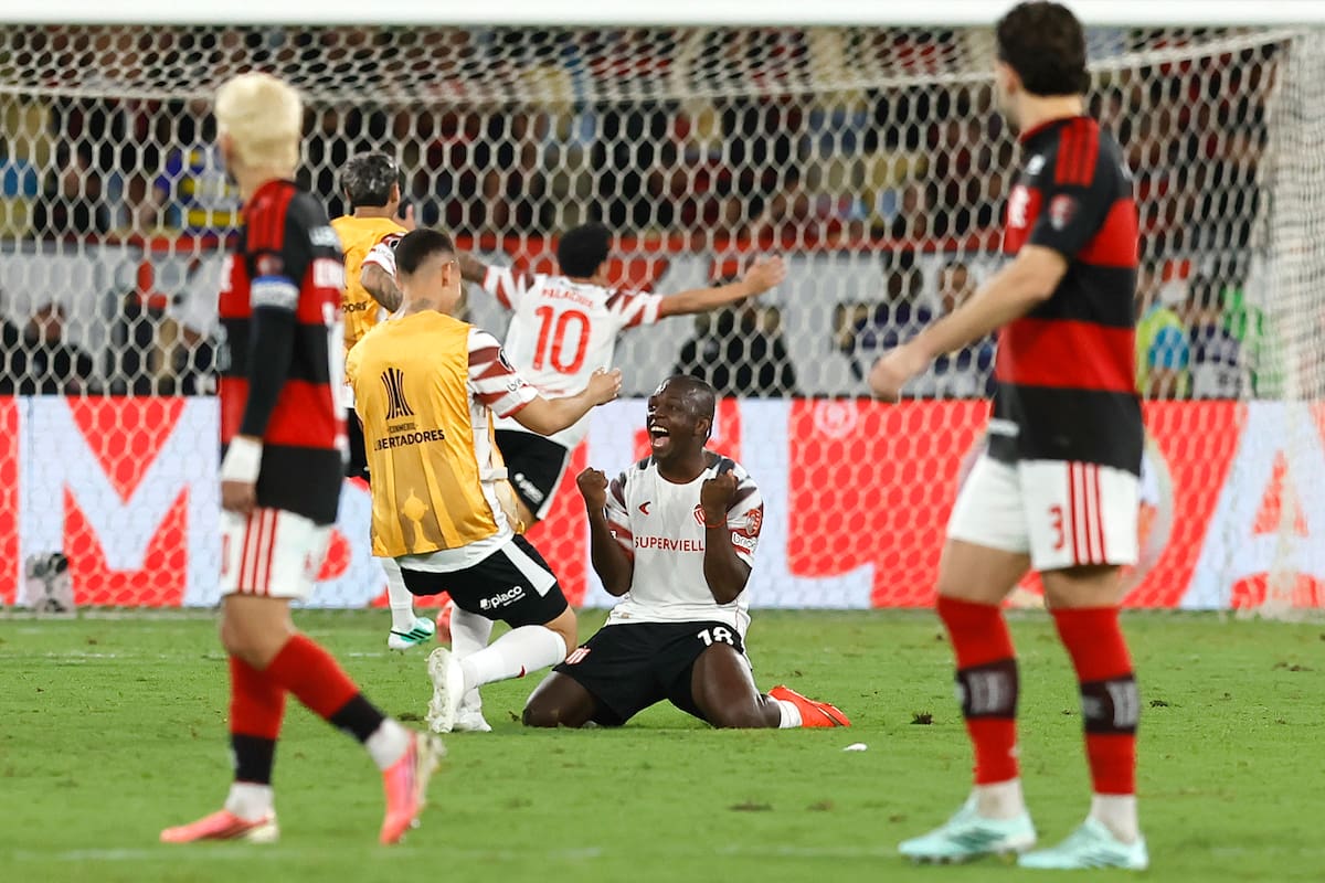 AMDEP4631. RÍO DE JANEIRO (BRASIL), 22/10/2026.- Edwuin Cetré (c) de Estudiantes celebra al vencer a Flamengo este jueves, en el partido de vuelta de la semifinal de la Copa Libertadores entre Flamengo y Estudiantes de la Plata en el estadio Maracaná en Río de Janeiro (Brasil). EFE/ Andre Coelho