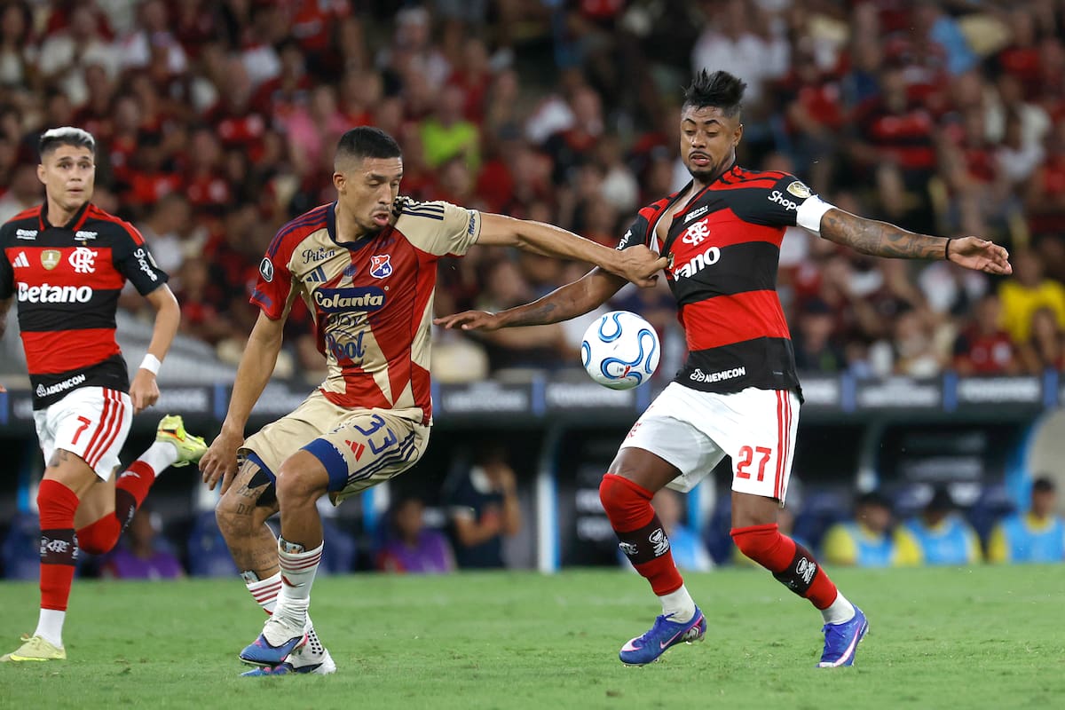 AMDEP3798. RÍO DE JANEIRO (BRASIL), 16/04/2026.- Bruno Henrique (d) de Flamengo disputa el balón con Daniel Londoño de Medellín este jueves, en un partido de la fase de grupo de la Copa Libertadores entre Flamengo e Independiente Medellín en el estadio Maracaná en Río de Janeiro (Brasil). EFE/ Antonio Lacerda