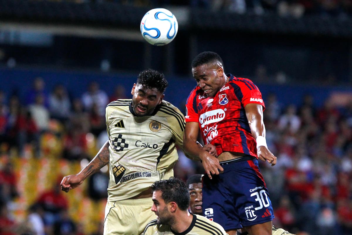 AMDEP4397. MEDELLÍN (COLOMBIA), 30/04/2026.- Hayen Palacios (d) de Medellín disputa el balón con Aldair Fuentes de Cusco este jueves, en un partido de la fase de grupos de la Copa Libertadores entre Independiente Medellín y Cusco FC en el estadio Atanasio Girardot en Medellín (Colombia). EFE/ STR