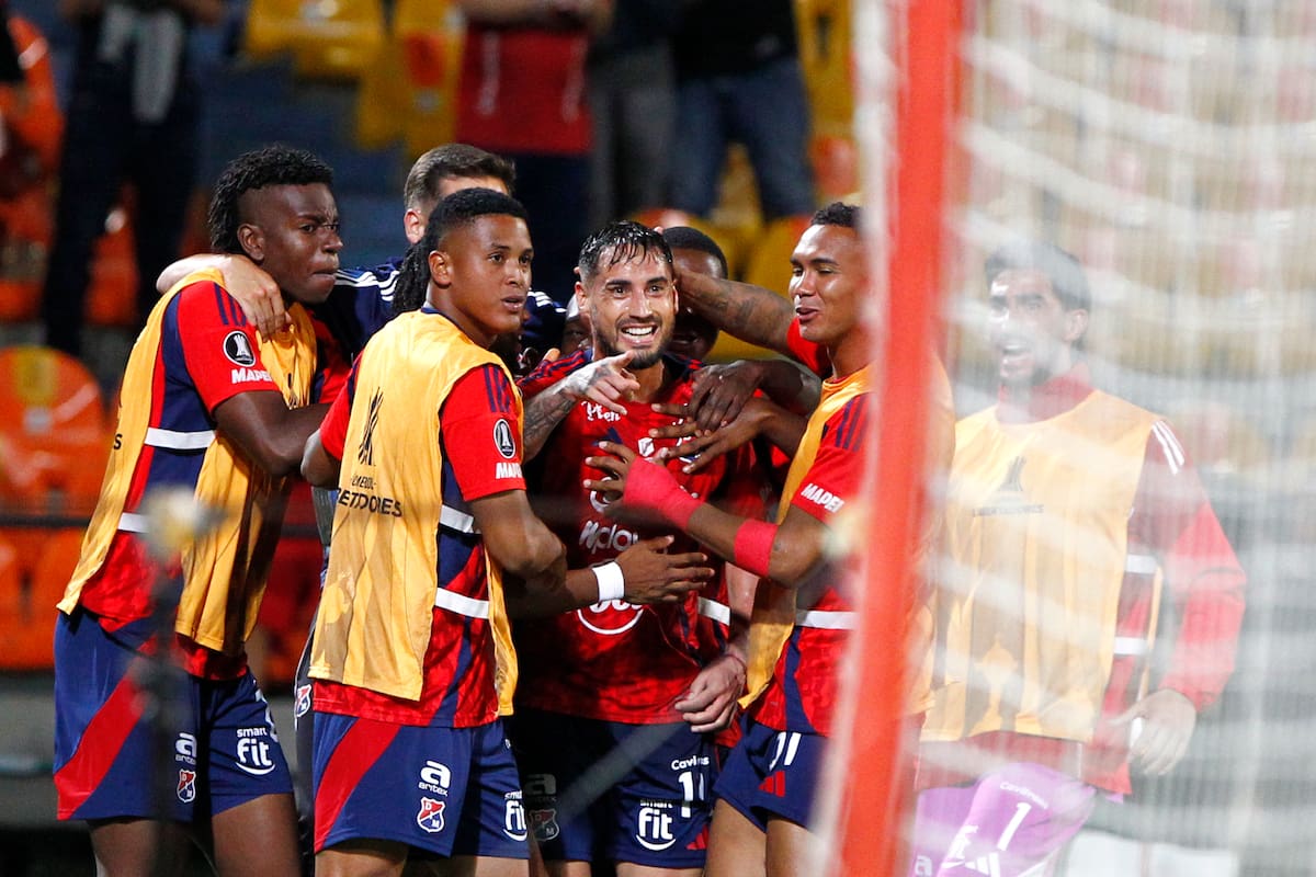 Francisco Fydriszewski de Medellín celebra un gol con sus compañeros // EFE.