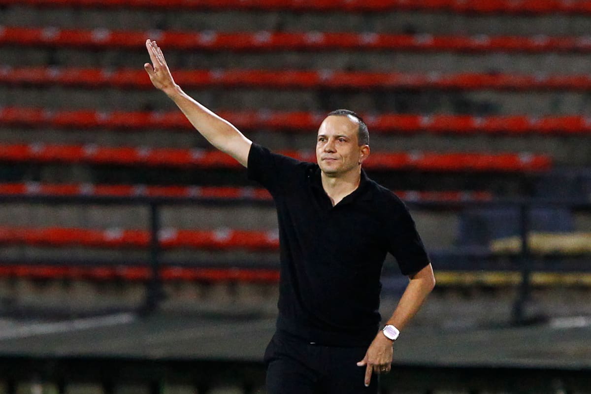 AMDEP3108. MEDELLÍN (COLOMBIA), 08/04/2026.- El entrenador de Medellín, Alejandro Restrepo, da indicaciones este miércoles, en un partido de la fase de grupos de la Copa Libertadores entre Independiente Medellín y Estudiantes de La Plata en el estadio Atanasio Girardot en Medellín (Colombia). EFE/ STR