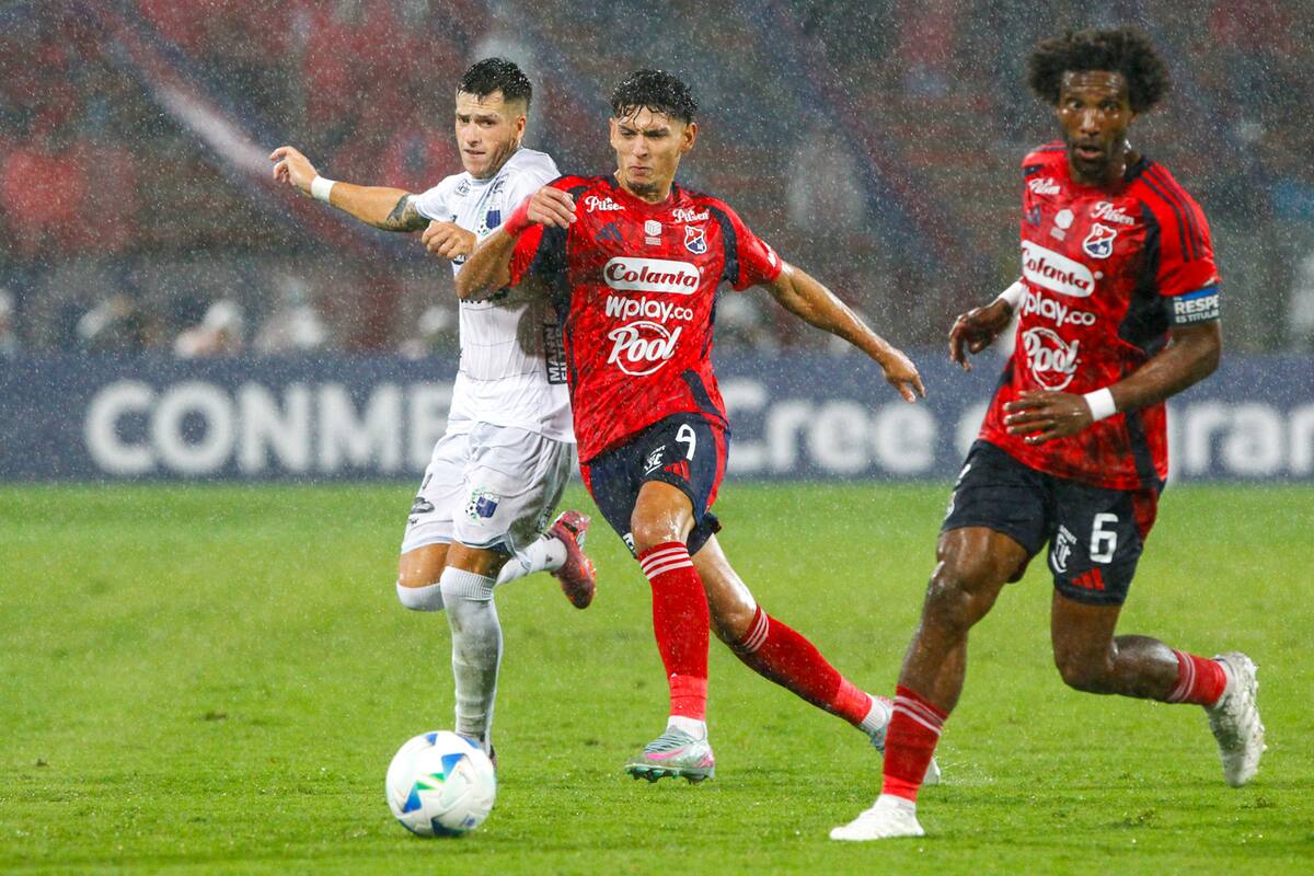 AMDEP1374. MEDELLIN (COLOMBIA), 24/02/2026.- Enzo Larrosa (c) de Medellín disputa un balón con Facundo Perdomo de Liverpool este martes, en el partido de vuelta de la segunda fase de clasificación de la Copa Libertadores entre Independiente Medellín y Liverpool FC en el estadio Atanasio Girardot en Medellín (Colombia). EFE/ Str