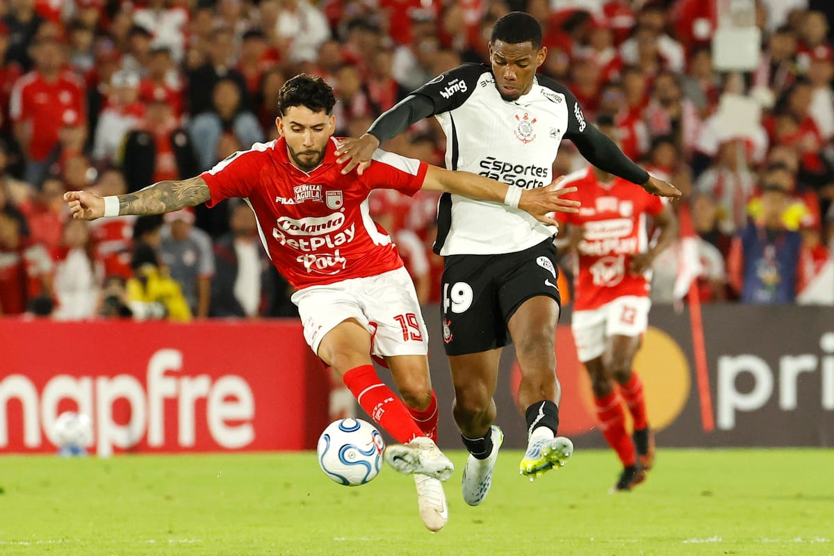 AMDEP4685. BOGOTÁ (COLOMBIA), 06/05/2026.- Nahuel Bustos (i) de Santa Fe disputa un balón con André de Corinthians este miércoles, en un partido de la fase de grupos de la Copa Libertadores entre Independiente Santa Fe y Corinthians en el estadio El Campín en Bogotá (Colombia). EFE/ Mauricio Dueñas Castañeda