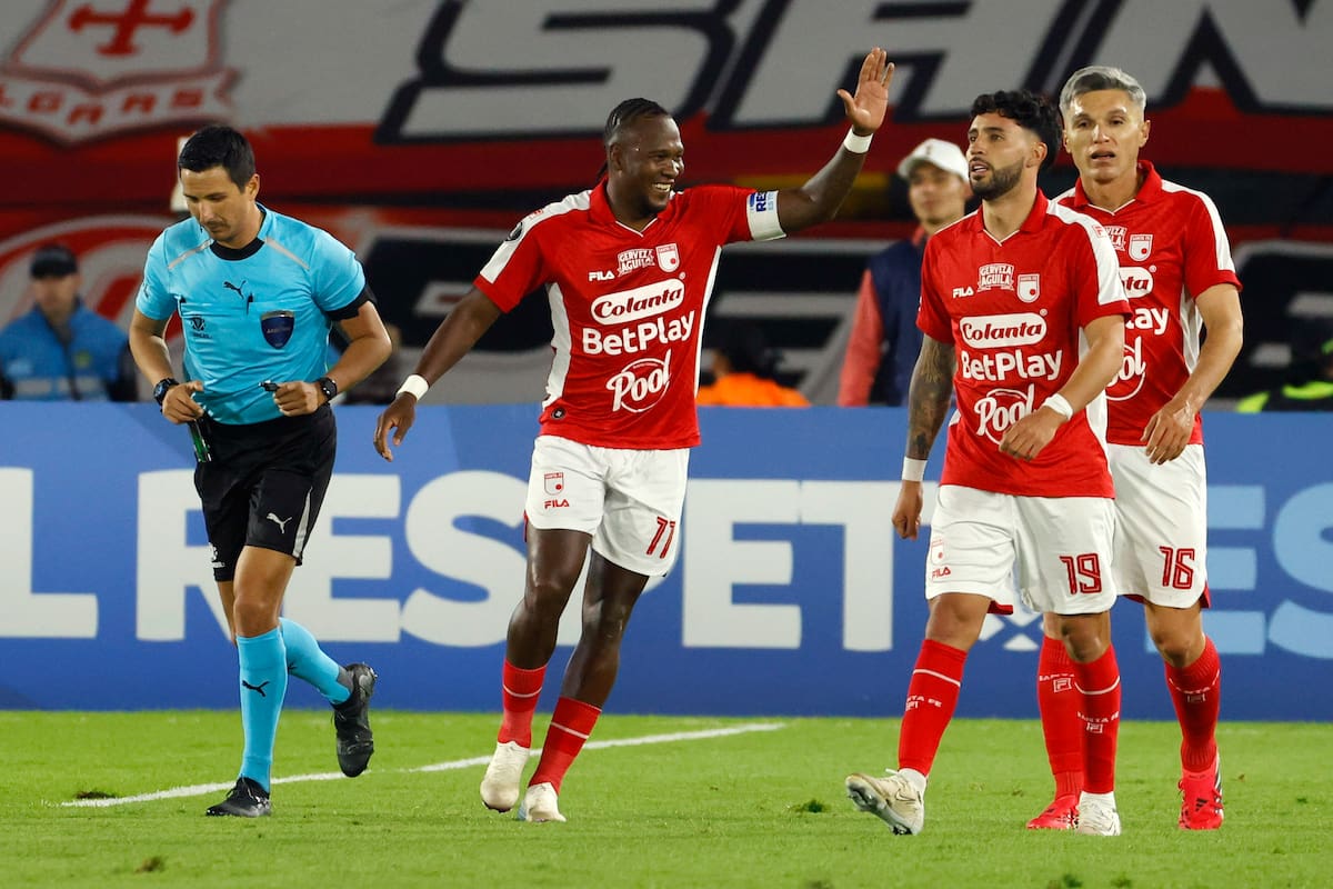 AMDEP4685. BOGOTÁ (COLOMBIA), 06/05/2026.- Hugo Rodallega (c) de Santa Fe celebra un gol este miércoles, en un partido de la fase de grupos de la Copa Libertadores entre Independiente Santa Fe y Corinthians en el estadio El Campín en Bogotá (Colombia). EFE/ Mauricio Dueñas Castañeda