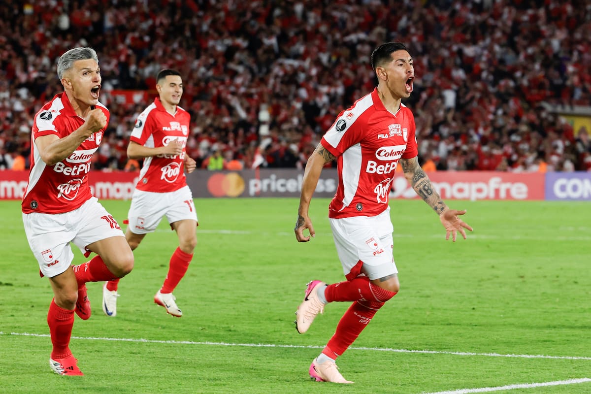 AME1973. BOGOTÁ (COLOMBIA), 09/04/2026.- Emmanuel Olivera (d) de Santa Fe celebra un gol este jueves, en un partido de la fase de grupos de la Copa Libertadores entre Independiente Santa Fe y Peñarol este jueves, en el estadio El Campín, en Bogotá (Colombia). EFE/ Mauricio Dueñas Castañeda