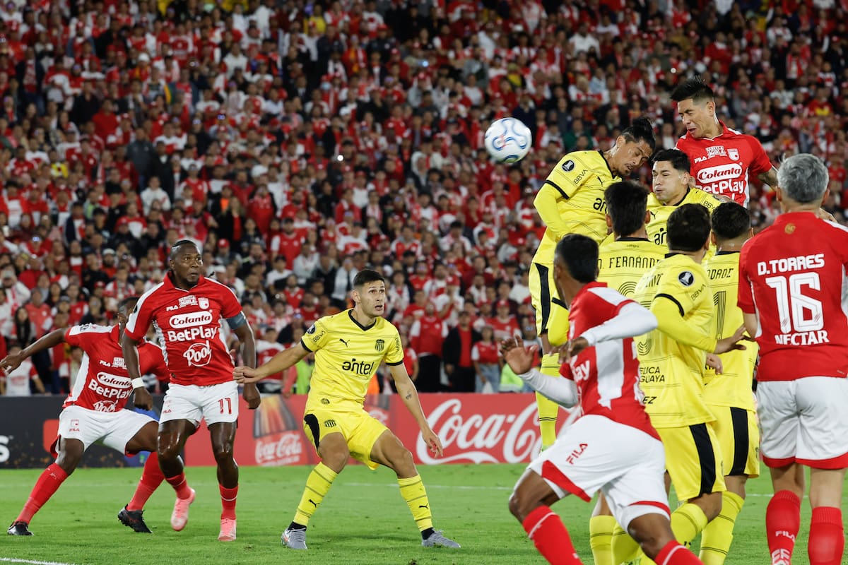 AME1996. BOGOTÁ (COLOMBIA), 09/04/2026.- Emmanuel Olivera (d) de Santa Fe cabecea el balón este jueves, en un partido de la fase de grupos de la Copa Libertadores entre Independiente Santa Fe y Peñarol este jueves, en el estadio El Campín, en Bogotá (Colombia). EFE/ Mauricio Dueñas Castañeda