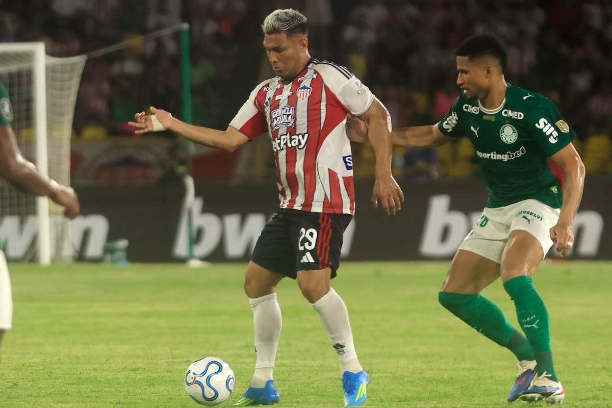 AME1378. CARTAGENA (COLOMBIA), 08/04/2026.- Teófilo Gutiérrez (c) de Junior disputa el balón con Murilo Cerqueira (d) de Palmeiras este miércoles, en un partido de la fase de grupos de la Copa Libertadores entre Junior y Palmeiras en el estadio Olímpico Jaime Morón en Cartagena (Colombia). EFE/ Ricardo Maldonado