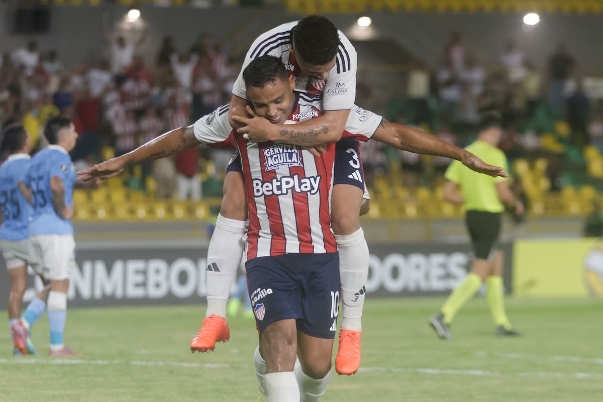 AME3696. CARTAGENA (COLOMBIA), 20/05/2026.- Luis Muriel (abajo) y Edwin Herrera de Junior celebran un gol este miércoles, en un partido de la fase de grupos de la Copa Libertadores entre Junior y Sporting Cristal en el estadio Jaime Morón en Cartagena (Colombia). EFE/ Ricardo Maldonado