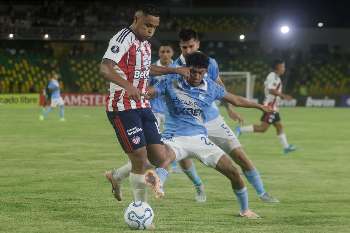 AME3725. CARTAGENA (COLOMBIA), 20/05/2026.- Luis Muriel (i) de Junior disputa el balón con Maxloren Castro de Sporting este miércoles, en un partido de la fase de grupos de la Copa Libertadores entre Junior y Sporting Cristal en el estadio Jaime Morón en Cartagena (Colombia). EFE/ Ricardo Maldonado