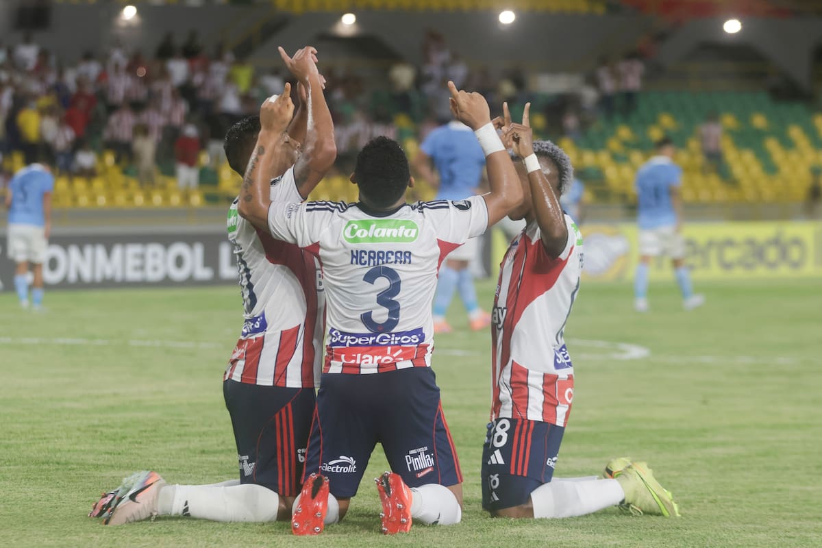 AME3695. CARTAGENA (COLOMBIA), 20/05/2026.- Jugadores de Junior celebran un gol este miércoles, en un partido de la fase de grupos de la Copa Libertadores entre Junior y Sporting Cristal en el estadio Jaime Morón en Cartagena (Colombia). EFE/ Ricardo Maldonado